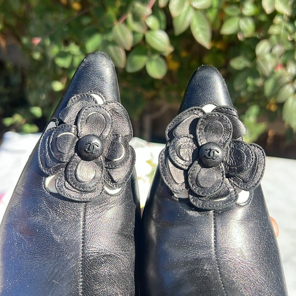 Chanel Black Leather Flower Appliqué Logo Pointed Toe Booties Euro size 37.🖤🔥 - Picture 6 of 17